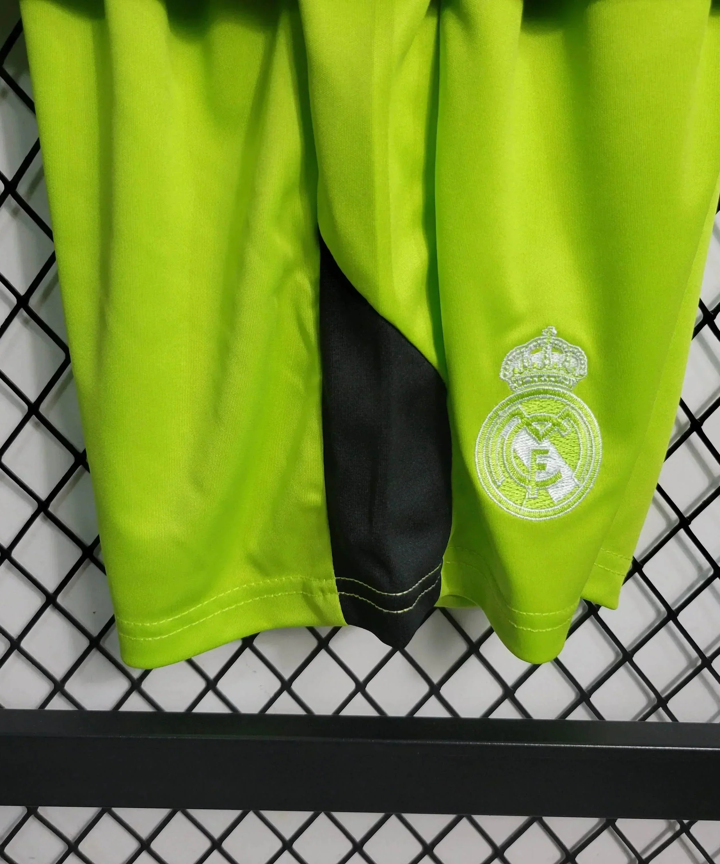 قميص حارس مرمى ريال مدريد الأخضر للأطفال لموسم 23/24