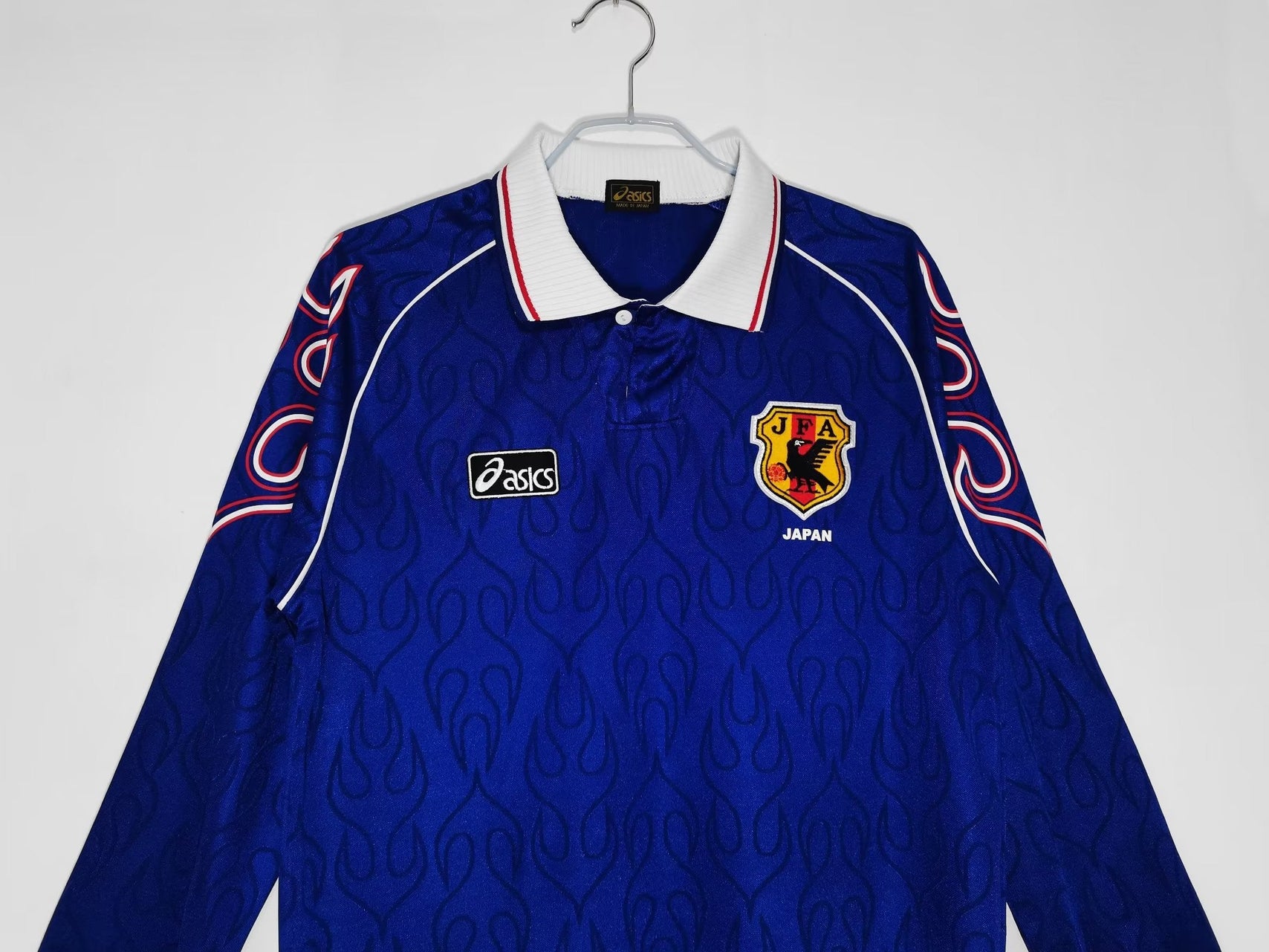 طقم اليابان الأساسي ذو الأكمام الطويلة لموسم 1998-1999