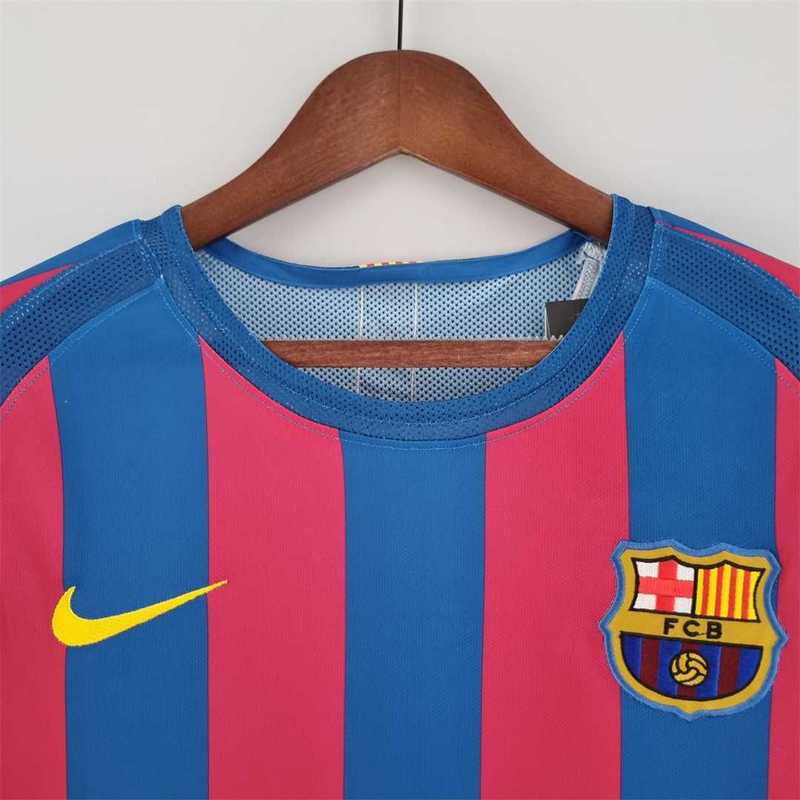 طقم برشلونة 05-06 الأساسي ذو الأكمام الطويلة بتصميم كلاسيكي