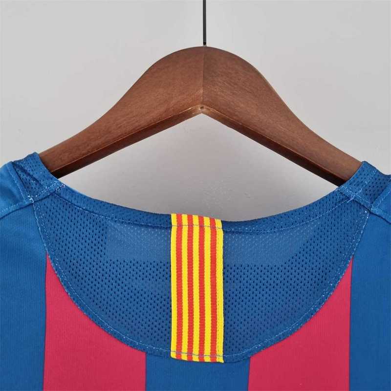طقم برشلونة 05-06 الأساسي ذو الأكمام الطويلة بتصميم كلاسيكي